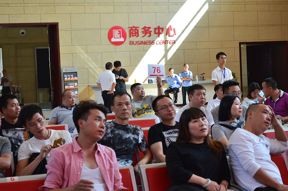 競價(jià)激烈的拍賣現(xiàn)場 